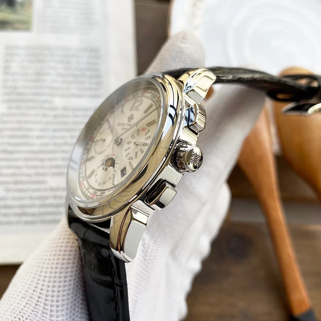 【Top replica】💰5700! Patek Philippe's complex function chronograph series, the new Patek Philippe noble art is on the market! 1⃣️ Equipped with the top Swiss 9100 multi-function movement (zero repair), the functions (24 hours, week/star/month) are exactly the same as the official website 2⃣️Imported 316L stainless steel, using 18k quality furnace vacuum plating! 3⃣️Made with calfskin imported from Italy! Original folding buckle! 4⃣️Size: 42×10mm. 5⃣️Wear-resistant and scratch-resistant sapphire glass mirror! 6️⃣100 meters waterproof level for daily use. Patek Philippe is simple but not simple!